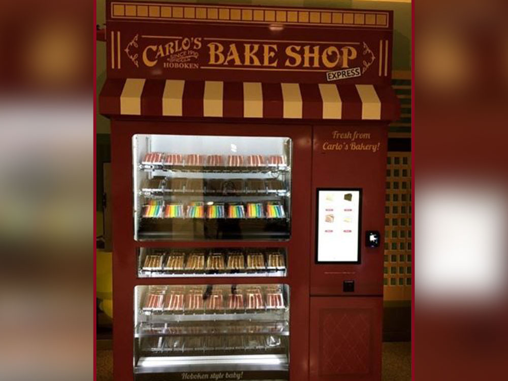 在多倫多蛋糕面包店老板Carlo把甜點(diǎn)放到自動售貨機(jī)售賣